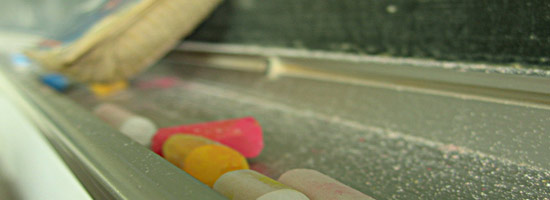 Bunte Kreide unter Tafel