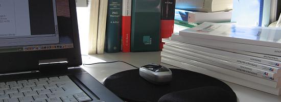 Laptop und Lehrb�cher